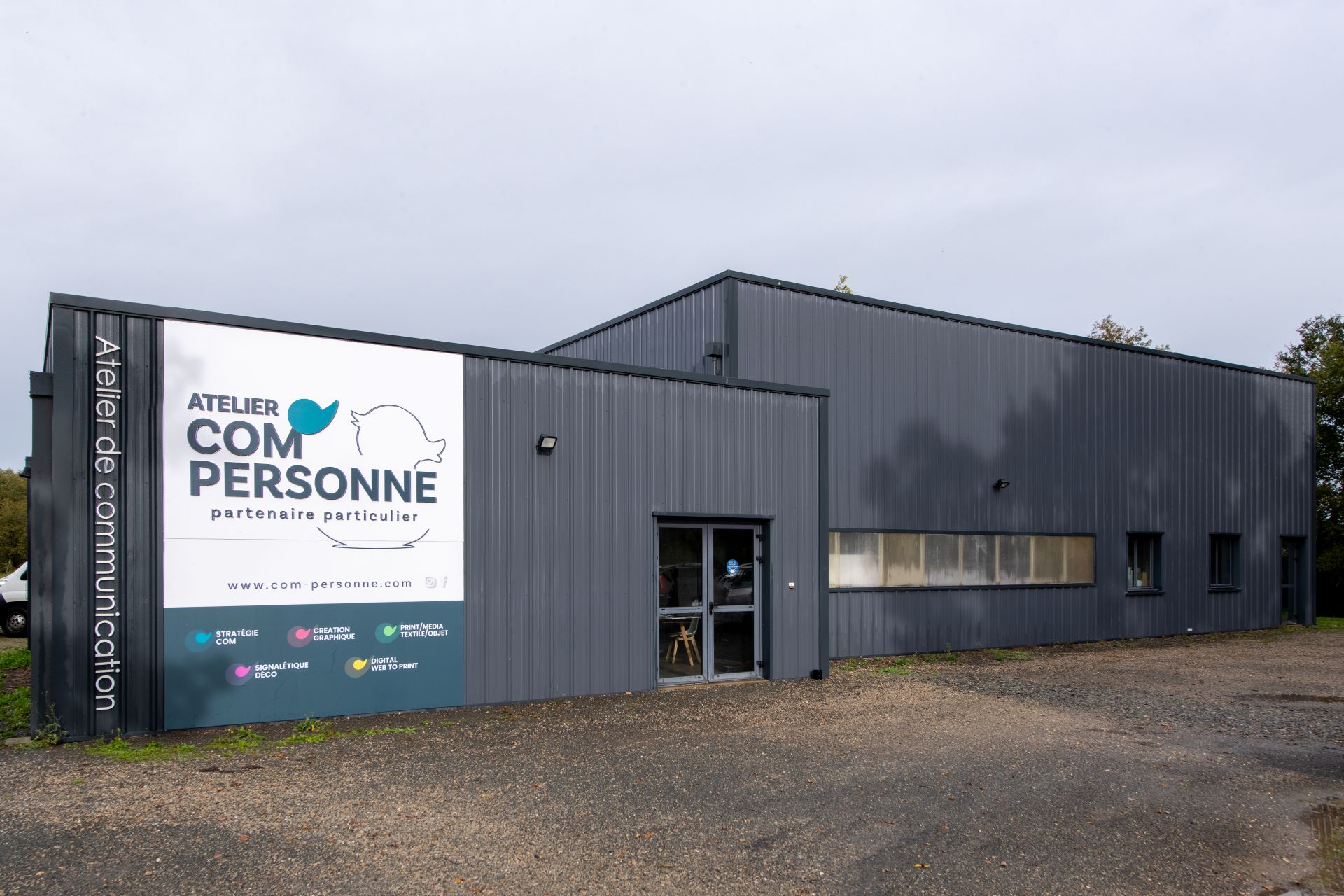 batiment atelier com personne